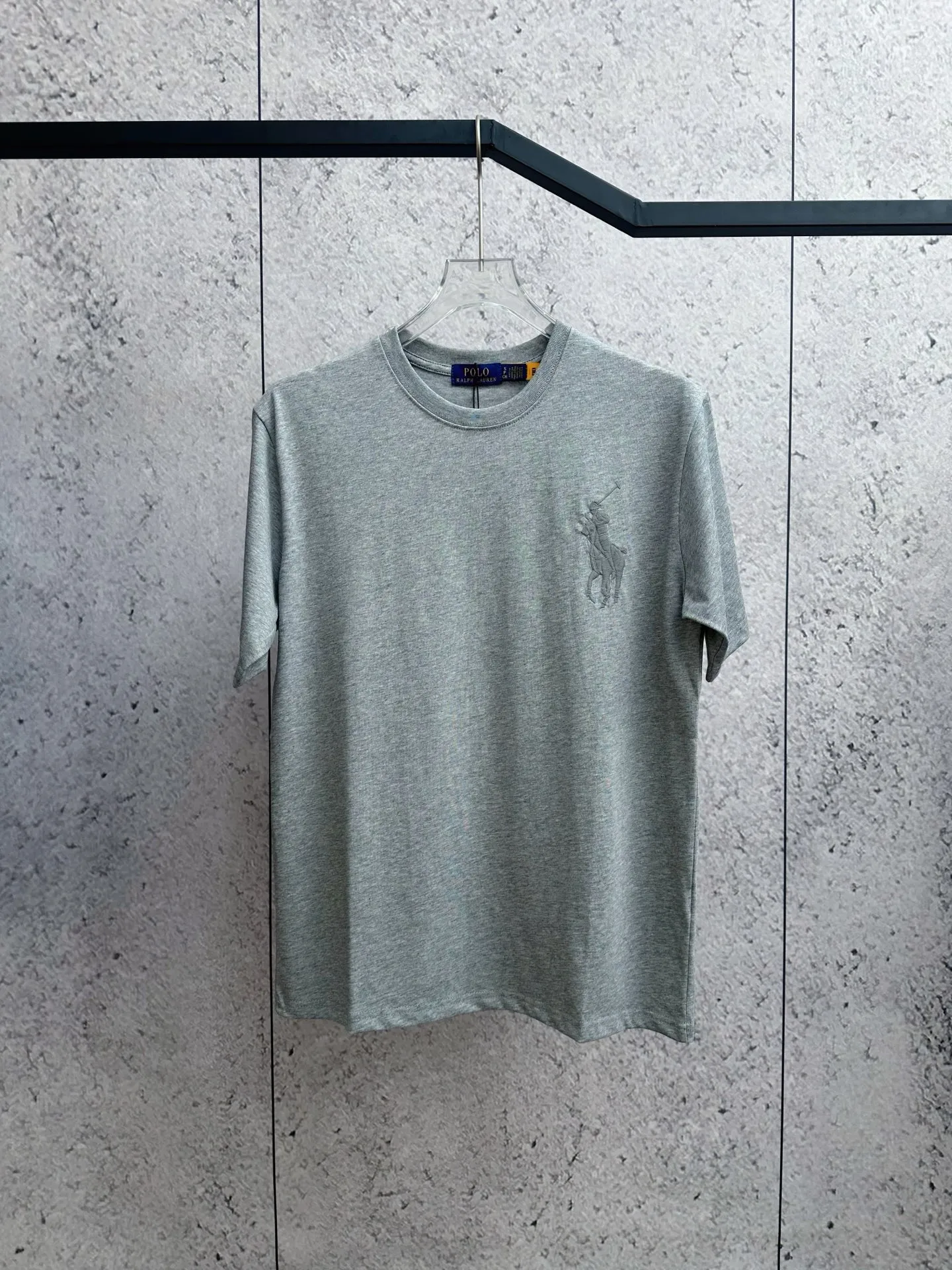 P150 Ralph Lauren/Ralph Lauren 25ss simultaneously launches one-color horse embroidery round neck short sleeves. The main logo on the neck has a QR code mark, which can be scanned for verification, and the detailed horse logo embroidery is all high-density and made with imported Tajima machines, distinguishing it from low-end products on the market. 32 counts, 240g hydrophilic toner, 100% cotton fabric, comfortable and soft, highly breathable, focusing on high-end cost-effectiveness, needless to say good quality. Available in a variety of colors, both boys and girls can try this genderless style, giving them a yuppie tone in no time. Immerse yourself in your leisurely style, and have your own style in retro. Natural, vivid, and very French romantic feelings perfectly integrate the youthful atmosphere with the trend. The clever embellishment of the horse logo embroidery carries all the eye-catching points. Color: black, white, navy blue, gray Size: S-xL